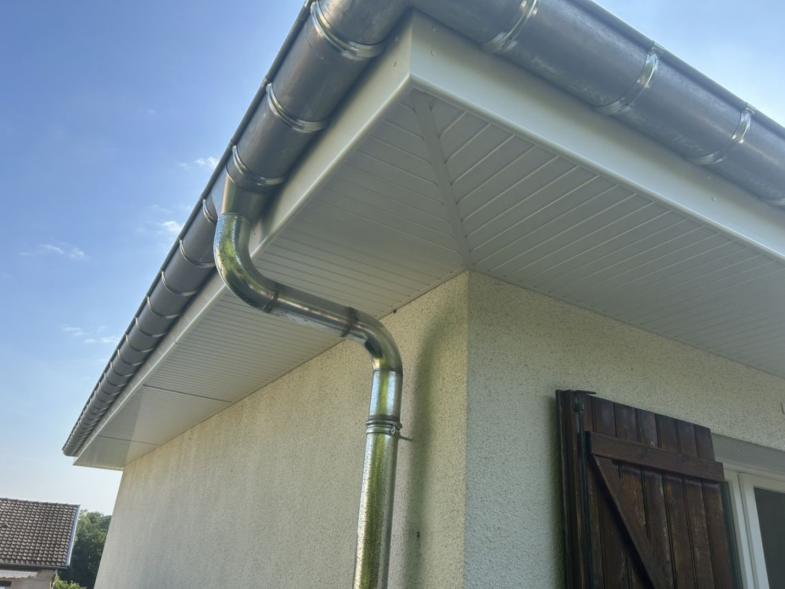 DEBORDS DE TOIT PVC BLANC